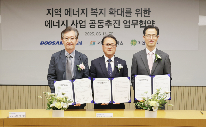 13일 서울 동대문 두산타워에서 이승준 두산퓨얼셀 본부장(왼쪽 둘째)이 김준석 서라벌도시가스 대표(왼쪽 셋째), 지엔씨에너지 최병철 본부장과 함께 기념사진을 촬영하고 있다. /사진=두산