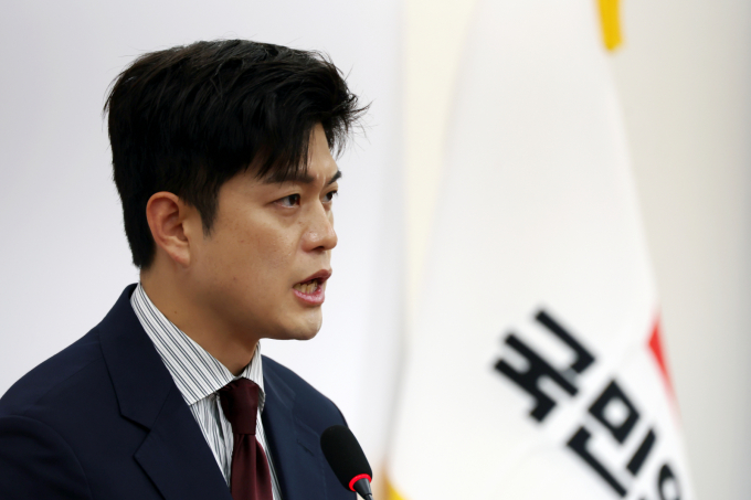 김용태 국민의힘 비상대책위원장이 지난 15일 김민석 국무총리 후보자를 향해 차용증으로 감추려 하지 말고 누구의 돈인지 밝혀야"고 촉구했다. 사진은 지난 13일 김용태 국민의힘 비상대책위원장이 서울 여의도 국회에서 수원지법 대북송금재판 관련 현안 입장발표를 하는 모습. /사진=뉴시스
