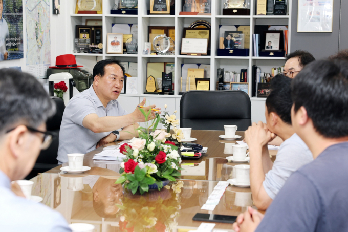   이권재 오산시장(왼쪽 2번째)이 지난 12일 초대형 물류센터 건립계획과 관련해 입장을 밝히고 있다. /사진제공=오산시