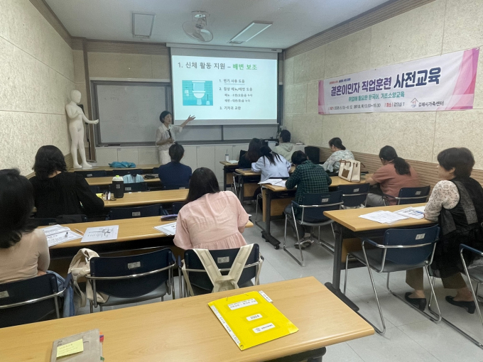 김해시가족센터에서 결혼이민자들이 요양보호사 자격 시험 사전 교육을 하고 있다./사진=김해시
