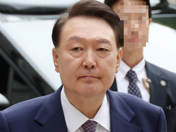 윤석열 전 대통령이 내란 우두머리 혐의 형사재판에 출석했다. 사진은 윤석열 전 대통령이 16일 오전 서울 서초구 서울중앙지방법원에서 열린 내란 우두머리 혐의·직권남용 권리행사 방해 혐의 사건 7차 공판에 출석하고 있는 모습. /사진=뉴시스
