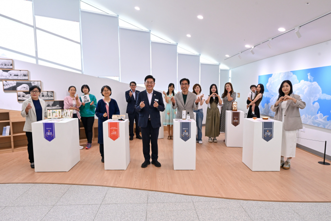 전진선 양평군수(가운데)가 지난 13일 양평도서관에서 열린 '2025 양평관광 기념품 공모전'시상식에 참가해 관계자들과 사진촬영을 하고 있다. /사진제공=양평군