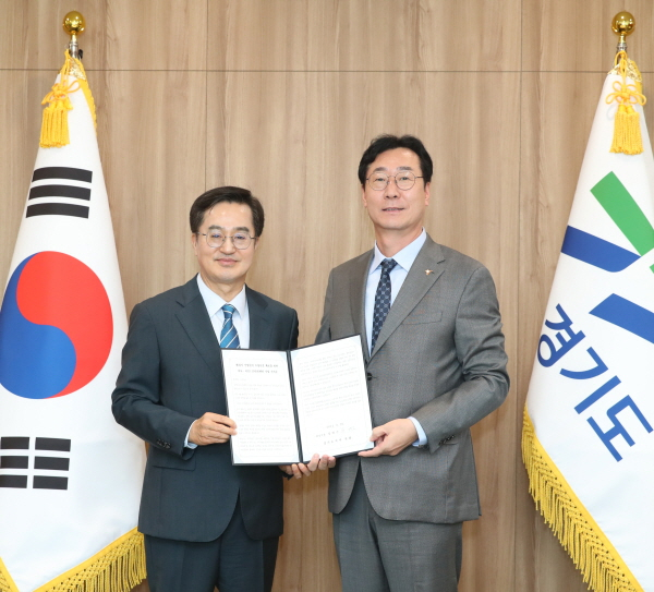 정명근 화성특례시장(오른족)이 지난해 9월 26일 제2의 아리셀 공장화재 사고를 방지하기 위해 마도·서신지역 지역대를 119안전센터로 확대 개편 해줄 것을 김동연 경기도지사(왼쪽)에게 건의하고 있다. /사진제공=경기도