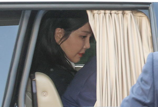 건진법사 전성배씨가 통일교 측으로부터 받은 '김건희 여사 선물용' 샤넬 가방 2개가 가방 3개와 신발 1개로 교환됐다고 밝혔다. 사진은 김건희 여사가 서울 용산구 한남동 대통령 관저를 떠나는 모습. /사진=뉴시스