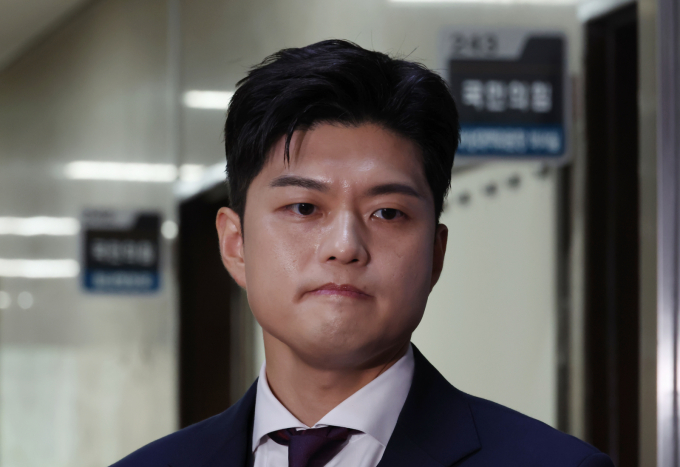 김용태 국민의힘 비상대책위원장이 16일 자신이 제안한 5대 개혁안과 관련해 새 원내지도부가 당원 여론조사를 해주면 사퇴하겠다고 밝혔다. 사진은 김 위원장이 16일 서울 여의도 국회에서 현안 백브리핑을 하던 중 취재진 질문을 듣는 모습. /사진=뉴시스
