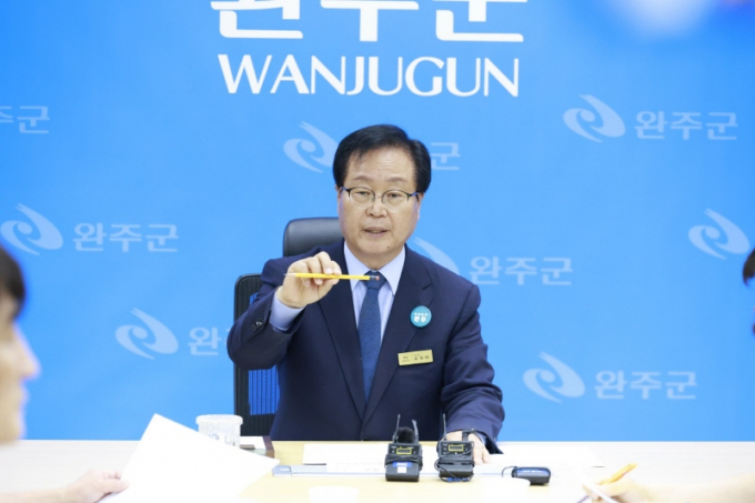 유희태 완주군수가 16일 완주군청에서 기자회견을 갖고 봉동읍 폐기물 소각시설 설치 문제에 대한 반대 입장을 밝히고 있다./사진=완주군