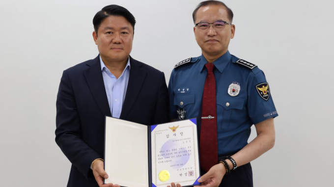 김영진 하남교산개발사업소장(왼쪽)이 박성갑 하남경찰서장으로부터 감사장을 받는 모습. /사진=GH