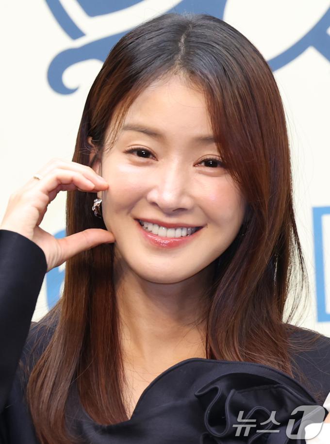 배우 이시영이 16일 오전 서울 마포구 상암동 스탠포드호텔에서 열린 ENA 월화드라마 '살롱 드 홈즈' 제작발표회에 참석해 포즈를 취하고 있다. ‘살롱 드 홈즈’는 광선주공아파트를 배경으로 추리력 만렙, 전직 에이스 형사와 보험왕, 그리고 알바의 여왕까지 우리 단지 해결사로 뭉친 여성 4인방이 아파트 빌런을 응징하는 코믹 워맨스 활극이다. 2025.6.16/뉴스1 ⓒ News1 권현진 기자