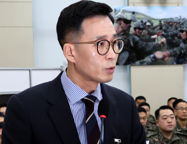 윤석열 전 대통령이 군 핵심 참모들에게 "군인 1000명을 보냈어야 한다"고 말했다는 법정 진술이 나왔다. 사진은 김철진 국방부 군사보좌관이 지난 2월21일 오전 서울 여의도 국회에서 열린 윤석열 정부의 비상계엄 선포를 통한 내란 혐의 진상규명 국정조사 특별위원회 4차 청문회에서 의원 질의에 답변하고 있는 모습. /사진=뉴시스