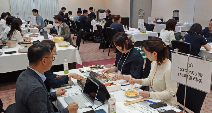 경기북부 일본 시장개척단이 일본에서 현지 바이어들과 수출상담을 진행하는 모습. /사진제공=경과원