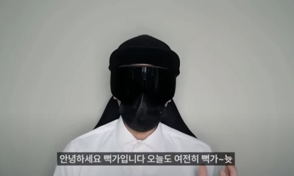 사이버레커로 알려진 유튜버 뻑가가 과즙세연이 자신을 상대로 제기한 손해배상청구 소송을 연기해달라고 요청했다. 이에 재판부는 연기 신청을 받아들였다. 사진은 사이버레커 대명사로 불리는 유튜버 뻑가의 모습. /사진=유튜브 채널 '뻑가PPKKa' 캡처