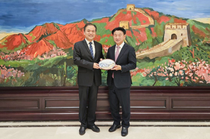 김동근 의정부시장(오른쪽)이 장빙 단둥시장(왼쪽)과 기념촬영하고 있다./사진제공=의정부시