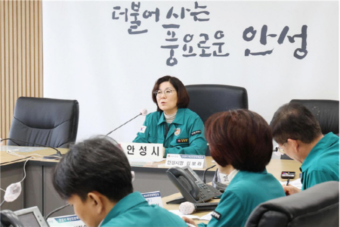 김보라 경기 안성시장이 15일 올 여름 폭 염 주의보로부터 시민의 건강과 안전을 보호하기 위해 민관합동 TF를 구성하고 회의를 주재하고 있다. /사진제공=안성시