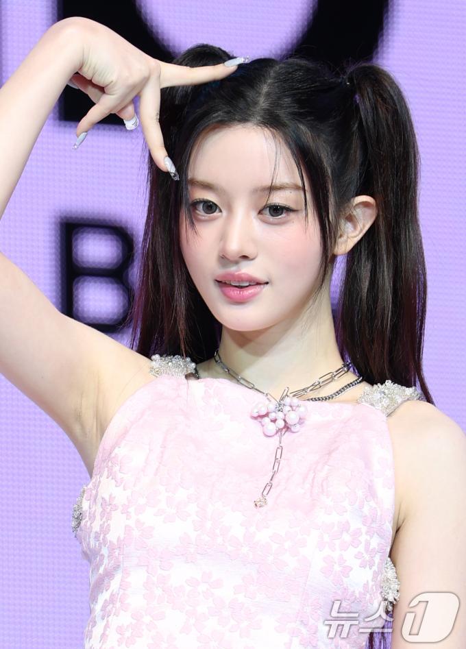 그룹 아일릿의 민주가 16일 오후 서울 광진구 광장동 예스24 라이브홀에서 가진 세 번째 미니앨범 'bomb' 발매 기념 쇼케이스에 참석해 포즈를 취하고 있다. 2025.6.16/뉴스1 ⓒ News1 권현진 기자