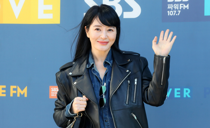 배우 김혜수가 서울 용산구 한남동 빌라를 80억원에 매입한 것이 알려져 화제다. 사진은 김혜수가 지난 1월23일 서울 양천구 SBS에서 열리는 라디오 '박하선의 씨네타운' 출연 전 방송국 앞에서 포즈를 취한 모습. /사진=뉴시스 