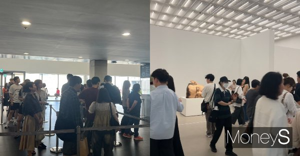 평일에도 국립현대미술관 서울관이 관람객으로 북적였다. 사진은 매표 창구에 줄 선 사람들(좌)과 전시를 관람하는 사람들. /사진=곽우진 기자 