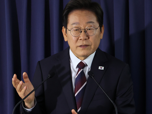 이재명 대통령이 시릴 라마포사 남아프리카공화국 대통령과 정상회담을 가졌다. 사진은 이재명 대통령이 지난 16일(현지시각) 주요 7개국(G7) 정상회의 참석을 위해 캐나다 앨버타주 캘거리로 향하는 공군 1호기에서 기자간담회를 하고 있는 모습. /사진=뉴시스