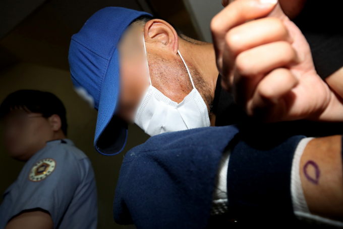 대구 달서구의 한 아파트에 침입해 스토킹하던 50대 여성을 흉기로 살해하고 도주한 혐의를 받는 피의자 A씨가 16일 오후 대구지방법원 서부지원에 출석해 구속 전 피의자 심문(영장실질심사)을 마친 뒤 법원을 떠나고 있다./사진제공=뉴스1