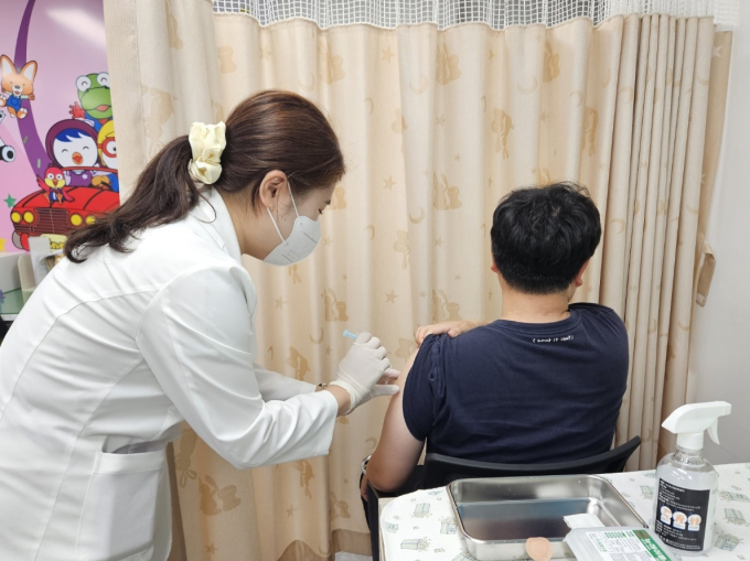 예천군보건소 관계자가 무료 접종을 하고 있는 모습./사진제공=경북 예천군