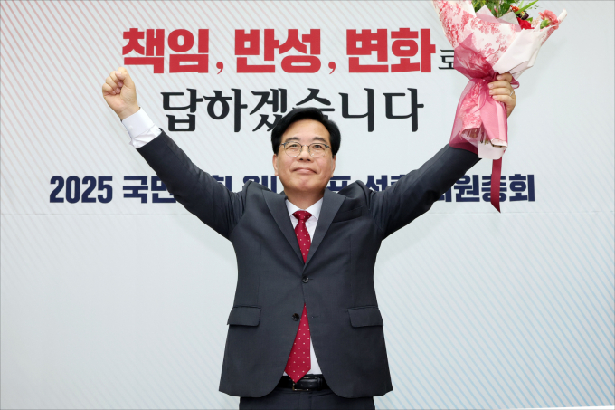 송언석 국민의힘 신임 원내대표가 17일 더불어민주당 지도부와 현 정부 대통령실 참모들을 각각 접견한다. 사진은 지난 16일 송언석 국민의힘 신임 원내대표가 서울 여의도 국회에서 열린 2025 국민의힘 원내대표 선출 의원총회에서 꽃다발을 든 채 손을 들어올리고 있는 모습. /사진=뉴시스