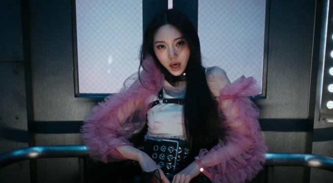 올데이 프로젝트 영서('페이머스' 뮤직비디오 영상 갈무리)