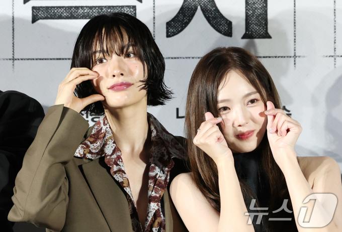 배우 채수빈과 나나(오른쪽)나 17일 서울 광진구 롯데시네마 건대입구에서 열린 영화 '전지적 독자 시점‘(감독 김병우) 제작보고회에 참석해 포즈를 취하고 있다. '전지적 독자 시점'은 10년 이상 연재된 소설이 완결된 날 소설 속 세계가 현실이 되어 버리고, 유일한 독자였던 ‘김독자’가 소설의 주인공 ‘유중혁’ 그리고 동료들과 함께 멸망한 세계에서 살아남기 위한 판타지 액션 영화다. 2025.6.17/뉴스1 ⓒ News1 권현진 기자