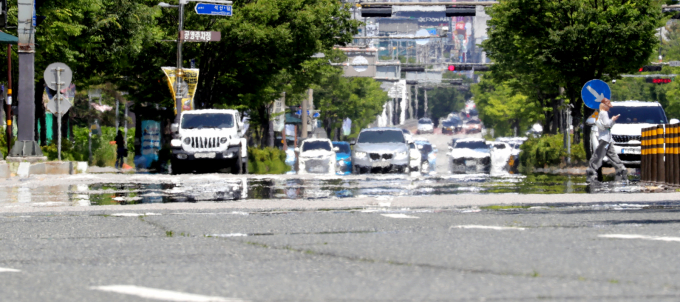 오는 18일 전국이 맑고 낮 최고 기온이 33도까지 오르는 무더위가 예상된다. 사진은 지난 11일 전북 전주시 효자로에 아지랑이가 피어오른 모습. /사진=뉴스1