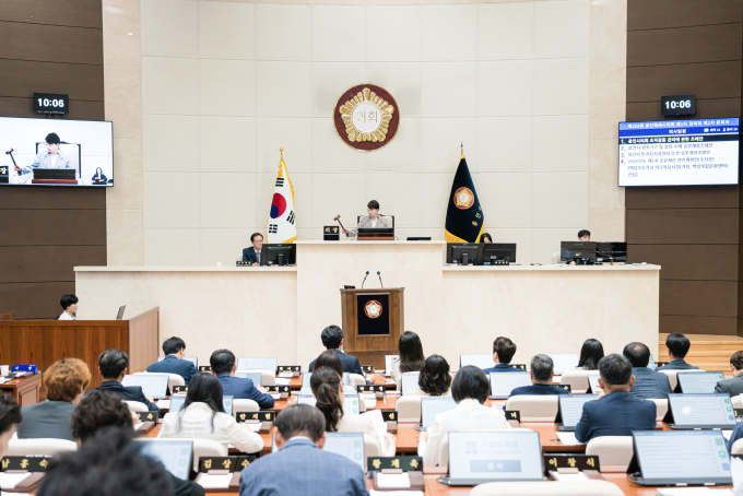 유진선 용인특례시의회 의장 주재로 17일 본회의장에서 제293회 제1차 정례회 제2차 본회의를 열고 있다. /사진제공=용인특례시의회