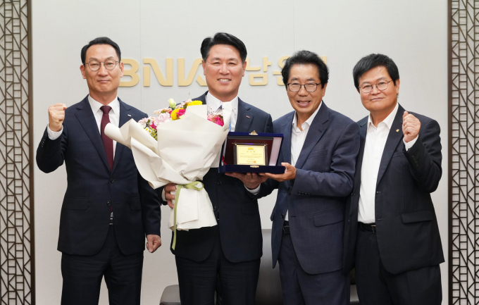  김태한 BNK경남은행 은행장(왼쪽 두번째)이 장운익 경상남도육상연맹 선거운영위원장(왼쪽 세번째)으로부터 경상남도육상연맹 회장 당선패를 받은 뒤 구태근 BNK경남은행 상무(왼쪽 첫번째), 유헌태 경상남도육상연맹 부회장(오른쪽 첫번째)과 기념촬영을 하고 있다./사진=BNK경남은행