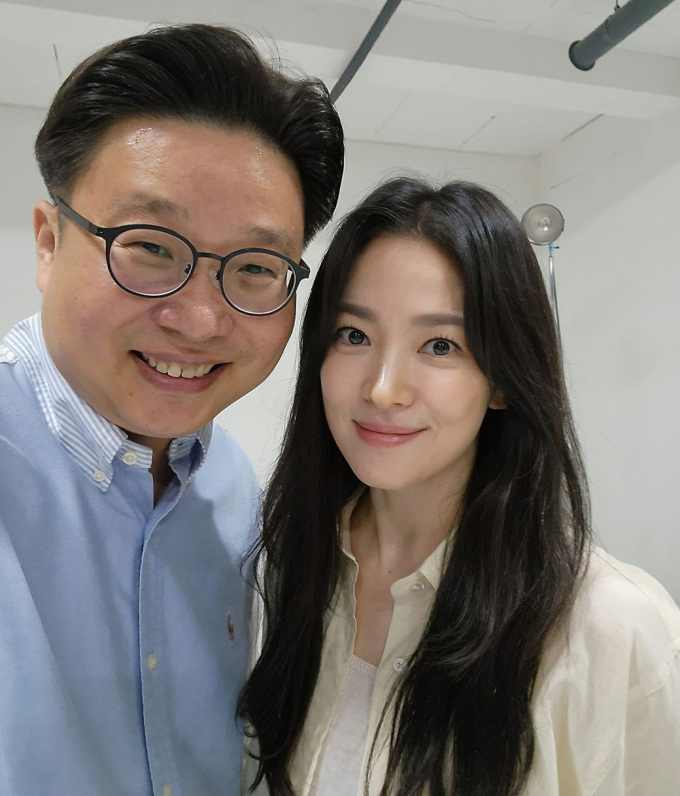 배우 송혜교가 사이판과 티니안에 한국 역사 안내서 1만부를 기증했다. 사진은 서경덕 성신여대 교수와 배우 송혜교 기념촬영. /사진=서경덕 페이스북 계정 캡처