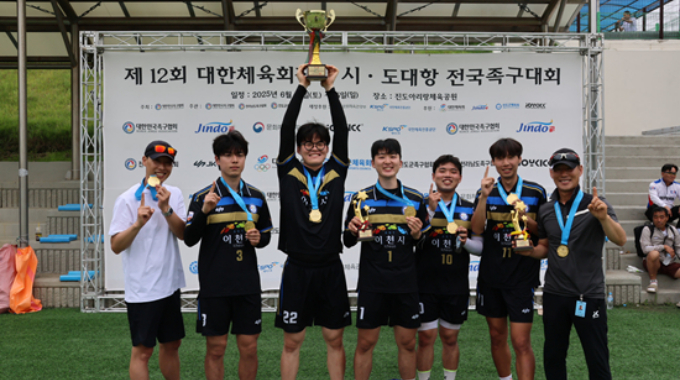 이천시민족구단이 대한체육회장기 전국족구대회 정상에 등극했다. 사진은 우승시상식 후 기념촬영(왼쪽부터 공격수 강세구, 좌수비 이동렬, 세터 신훈, 공격수 서영빈, 우수비 원형연, 수비수 문태성, 감독 김종일). /사진제공=대한민국족구협회