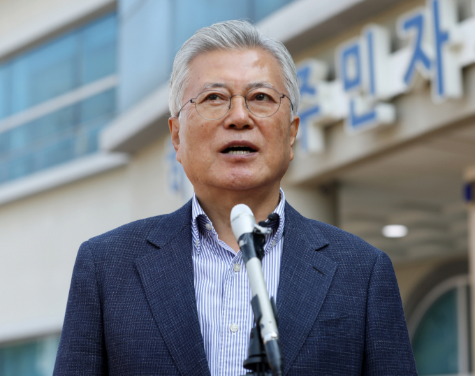 문재인 전 대통령이 형사재판 법정이 서울에서 열린 것에 대해  울산지법으로 이전해달라는 의사를 재차 전했다. 사진은 지난달 29일 경남 양산시 하북면주민자치센터에 마련된 하북면 사전투표소에서 투표를 마친 문 전 대통령의 모습. /사진=뉴스1