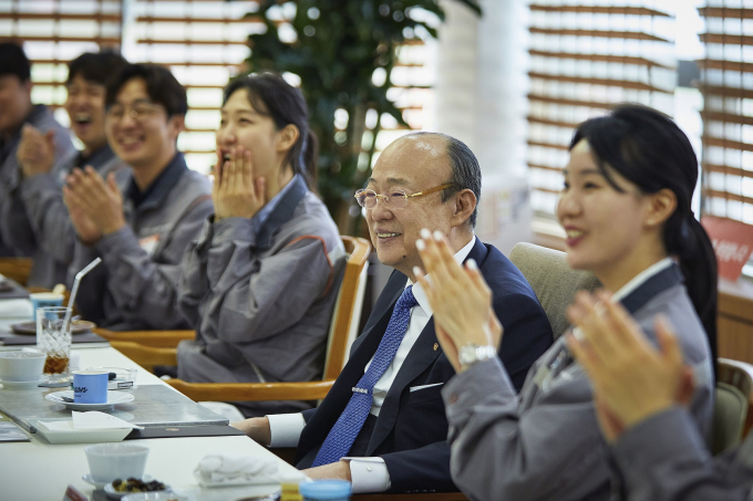 김승연 한화그룹 회장이 한화토탈에너지스 대산공장 직원들과 오찬을 하며 환담을 나누고 있다. /사진=한화
