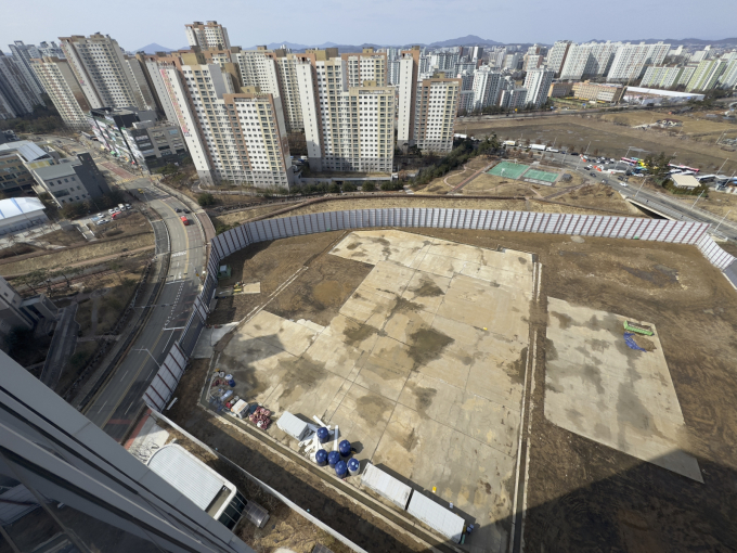 기업들이 수도권에 몰리는 데에는 나름의 이유가 있는데 한국데이터센터연합회에 따르면 데이터센터가 수도권에서 100km 이상 떨어질 경우 통신회선 요금만 연간 50억원 이상 증가하는 것으로 나타났다.사진은 지난 3월3일 경기 김포시 구래동에 위치한 디지털리얼티의 '디지털 서울 2(ICN11)' 데이터센터 건설현장 전경. /사진=머니투데이