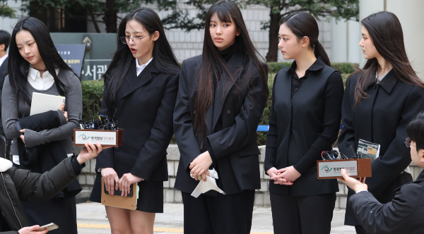 뉴진스 멤버들이 독자 활동을 금지한 법원 결정에 불복해 즉시항고했지만 기각당했다. 사진은 그룹 뉴진스(NJZ 하니, 민지, 혜인, 해린, 다니엘)가 지난 3월7일 오후 서울 서초구 서울중앙지방법원에서 열린 '어도어, 뉴진스 상대 기획사 지위보전 및 광고계약 체결 등 금지 가처분' 심문기일을 마친 후 취재진의 질문에 답변하고 있는 모습. /사진=뉴시스