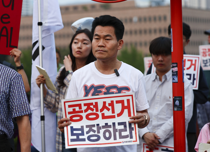 전한길씨가 부정선거 의혹을 제기하며 결정적 제보에 10억원을  지급하겠다고 파격 제안했다. 사진은 전한길씨가 지난 30일 공정선거 보장을 촉구하는 보수단체 집회에 참가한 모습. /사진=뉴시스
