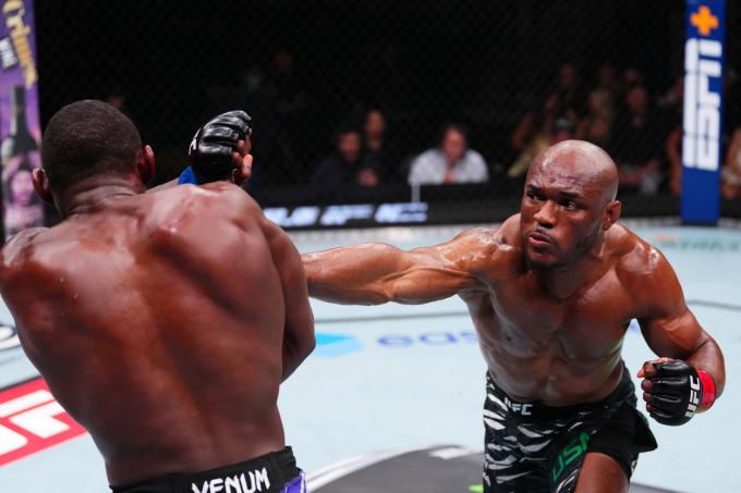 전 UFC 웰터급 챔피언 카마루 우스만(38·미국)이 20개월 공백을 딛고 3년 7개월 만에 승리를 거뒀다.(UFC 제공)