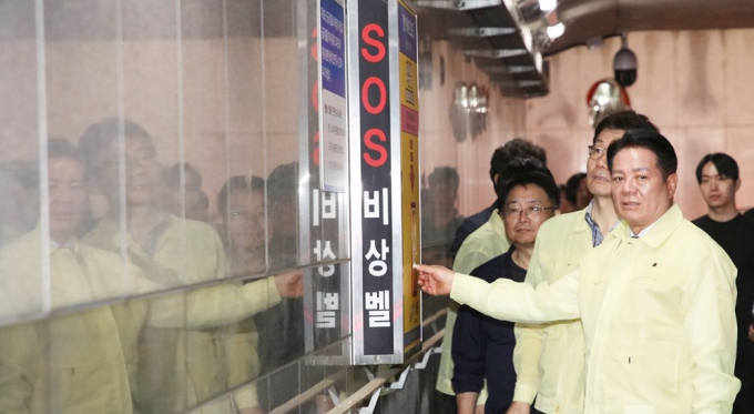 최대호 안양시장(왼쪽)이 장마철을 앞두고 17일 연현지하차도를 찾아 시설을 점검하고 있다. /사진제공=안양시