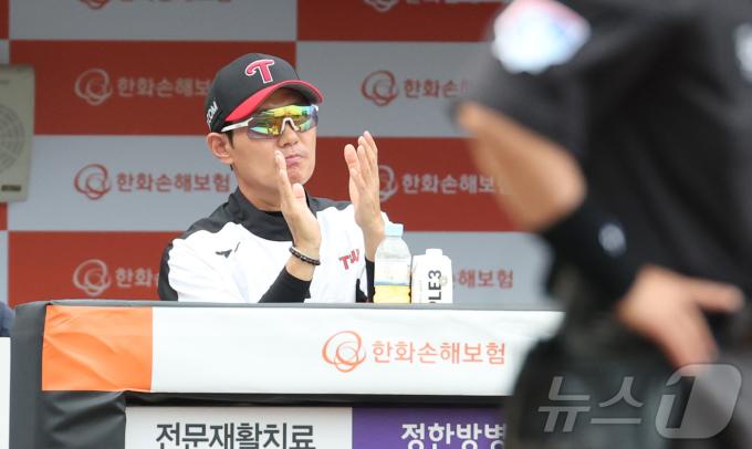 15일 대전 한화생명볼파크에서 열린 프로야구 '2025 신한 SOL 뱅크 KBO리그' 한화이글스 대 LG트윈스 경기에서 LG 염경엽 감독이 경기중 박수를 보내고 있다 2025.6.15/뉴스1 ⓒ News1 김기남 기자