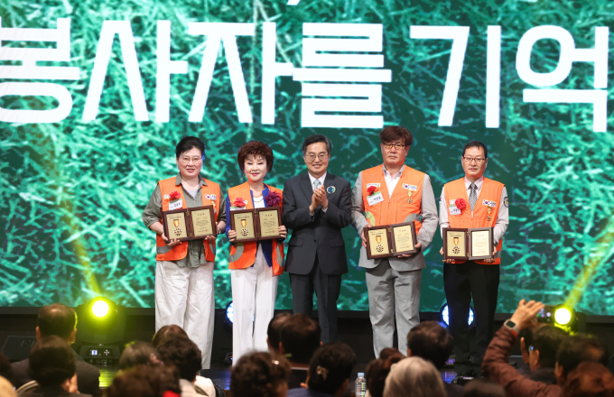  17일 화성시 SINTEX에서 열린 2025년 경기도 자원봉사대회에서 김동연 경기도지사(가운데)가 우수 자원봉사자 인증패 수여를 하고 기념촬영을 하고 있다. /사진제공=경기도