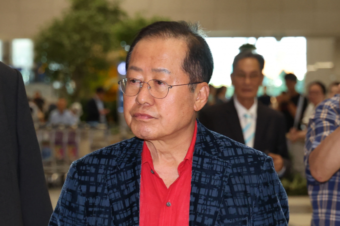 홍준표 전 대구시장이 미국 하와이에서 귀국한 길에 기자들을 만나 나라가 조속히 안정되길 바란다고 말했다. 사진은 홍 전 시장이 17일 인천 중구 인천국제공항 제1터미널을 통해 귀국한 모습. /사진=뉴시스 