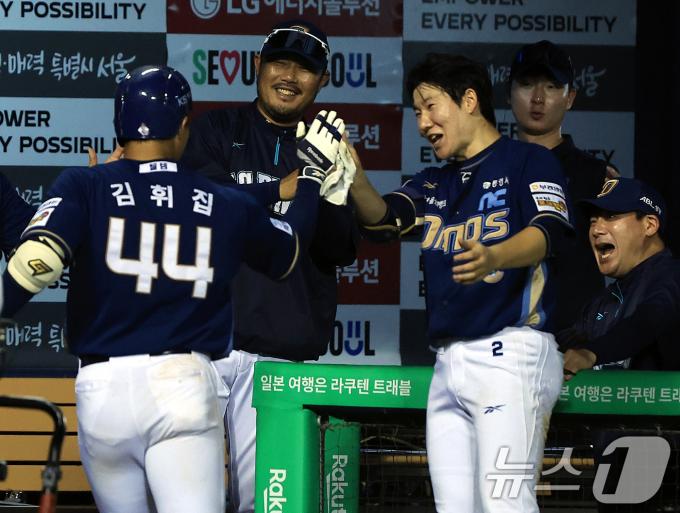 17일 오후 서울 송파구 잠실야구장에서 열린 프로야구 '2025 신한 SOL뱅크 KBO 리그' NC 다이노스와 LG 트윈스의 경기, 9회초 1사 주자 없는 상황 NC 김휘집이 솔로홈런을 날리고 홈으로 들어와 이호준 감독, 박민우의 환영을 받고 있다. ⓒ News1 박정호 기자