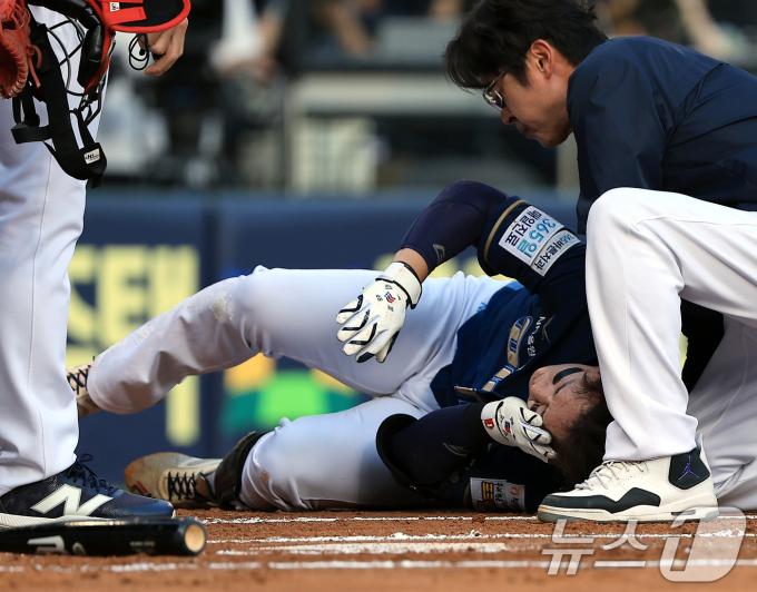 17일 오후 서울 송파구 잠실야구장에서 열린 프로야구 '2025 신한 SOL뱅크 KBO 리그' NC 다이노스와 LG 트윈스의 경기, 2회초 무사 주자 1루 상황 NC 박건우가 LG 선발 에르난데스의 투구에 맞아 괴로워 하고 있다. 2025.6.17/뉴스1 ⓒ News1 박정호 기자