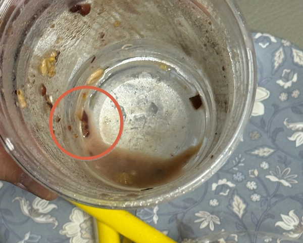 사진은 글쓴이가 주장한 음료에서 나온 알루미늄 조각. /사진=온라인 커뮤니티 캡처