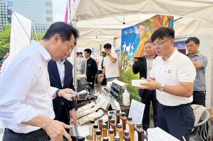 오세훈 서울시장이 '산불 피해지역 희망장터' 청송군 부스를 둘러보고 있다./사진제공=경북 청송군