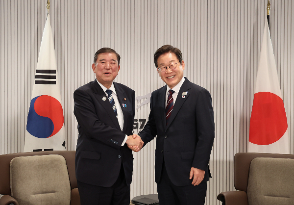 이재명 대통령이 취임 14일 만에 이시바 시게루 일본 총리와 한일 정상회담을 가졌다. 사진은 이 대통령(오른쪽)이 한일 정상회담에서 이시바 시게루 일본 총리와 기념촬영 하는 모습. /사진=뉴시스