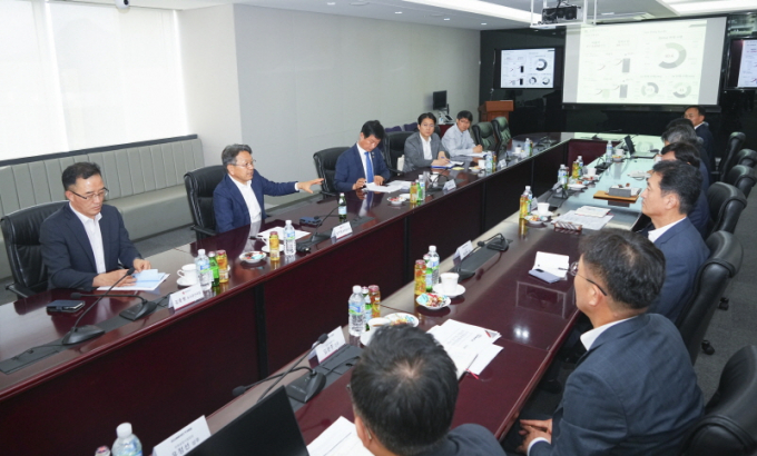 강기정 광주광역시장이 17일 오후 서울 금호타이어 본사를 방문해 정일택 금호타이어 대표와 면담을 하고 있다./사진=광주시