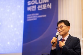 전성호 솔루엠 대표가 지난 4월 서울 여의도 페어몬트 엠배서더 서울에서 ‘2025 솔루엠 비전선포식’을 개최하고 비전을 발표하고 있다. /사진=솔루엠
