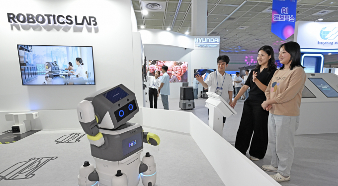 현대차그룹이 AI 엑스포  'MARS 2025'에 참가해 AI를 활용한 다양한 첨단 기술을 공개했다. 사진은 '온 디바이스 VLM 기술'이 적용된 서비스 안내 로봇 '달이'(DAL-e)가 고객의 옷차림 등을 파악해 맞춤형 인사를 건네는 모습. /사진=현대차그룹