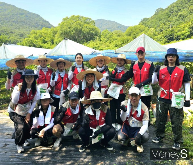 롯데아울렛 광주수완점 샤롯데봉사단원들이 광주광역시 북구 금곡마을 일대 포도농가에서 농촌 일손 돕기 활동을 끝낸 후 기념촬영을 하고 있다/사진=롯데백화점 홍보 3팀 제공.